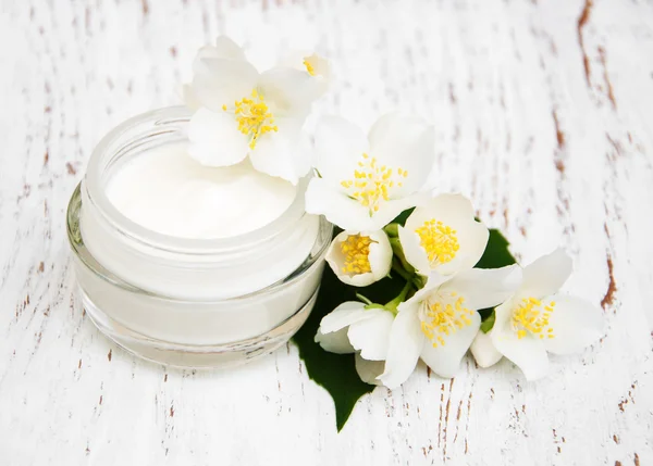 Hidratantes de rosto e creme corporal com flores de jasmim em branco w — Fotografia de Stock