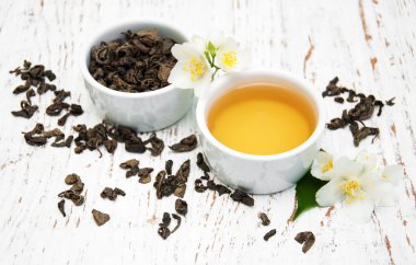 Yasemin çiçekli bir fincan çay.