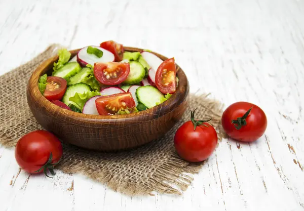 Voorjaar salade met tomaat, komkommer en radijs — Stockfoto