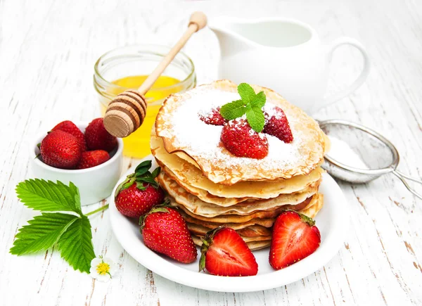 Pancakes with strawberries — Stock Photo, Image