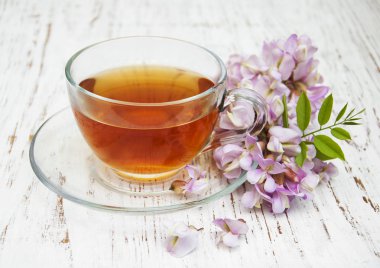 fincan çay ve akasya çiçekler