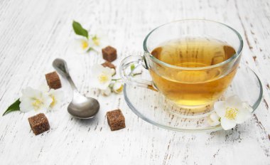 Yasemin çiçekli bir fincan çay.