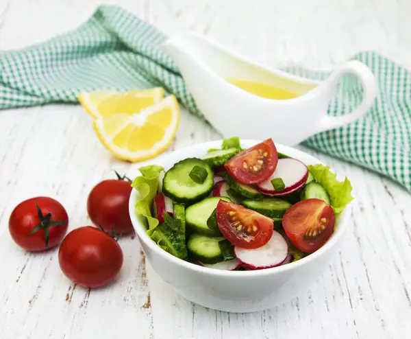 Spring sallad med tomat, gurka och rättika — Stockfoto