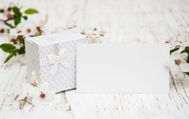 Bahar çiçeği ve hediye kutusu