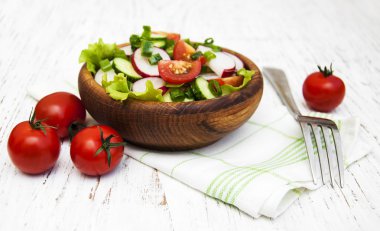 Bahar domates, salatalık ve turp salatası