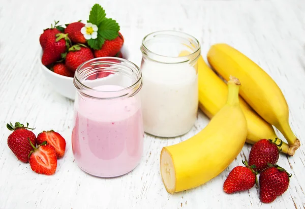 Bananas and strawberries with yogurt — Stock Photo, Image