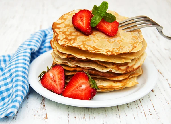 Pfannkuchen mit Erdbeeren — Stockfoto