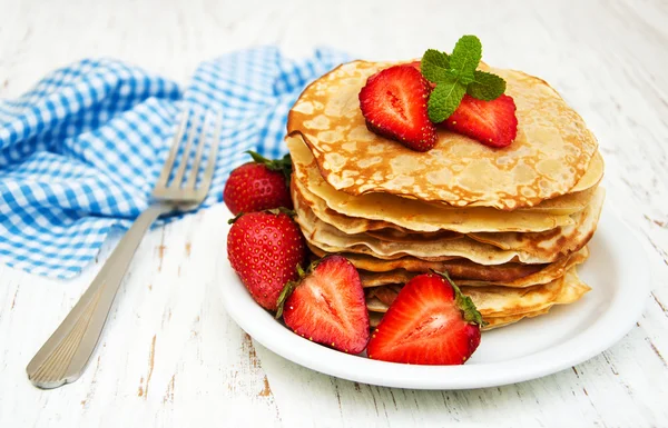 Pfannkuchen mit Erdbeeren — Stockfoto