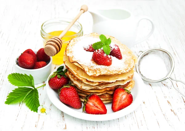 Pannkakor med jordgubbar — Stockfoto