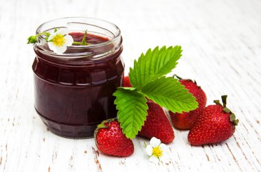 Çilek reçeli ve taze çilek.