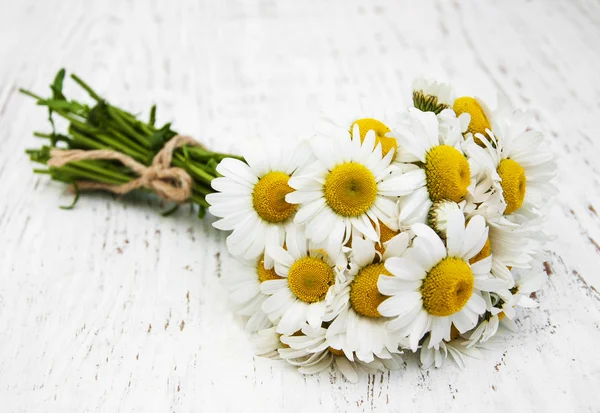 Flores de manzanilla sobre un fondo de madera —  Fotos de Stock