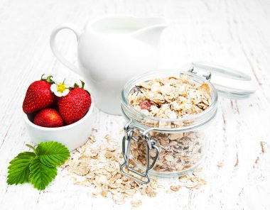 çilek ile müsli