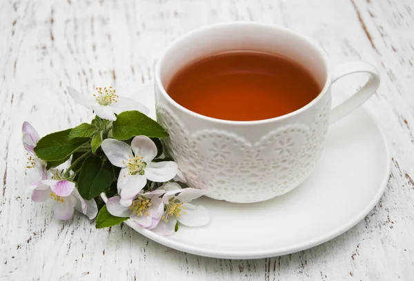 一杯の紅茶と春の花 — ストック写真