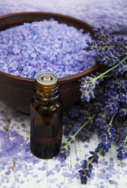 lavanta yağı ile banyo tuz ve taze lavanta