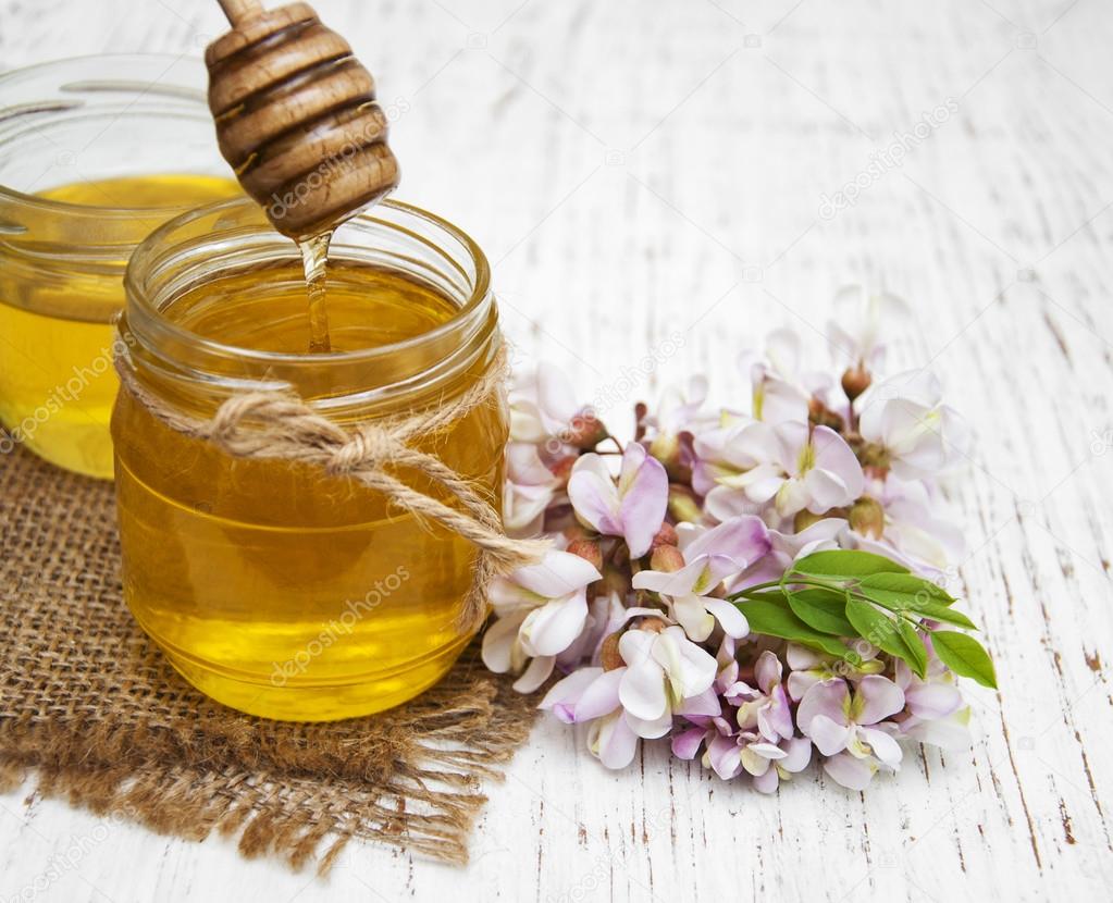 honey with acacia blossoms