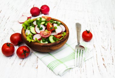 Bahar domates, salatalık ve turp salatası