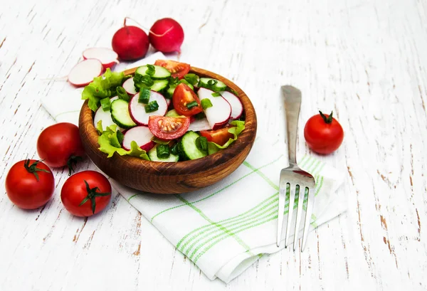 토마토, 오이, 무와 봄 샐러드 — 스톡 사진