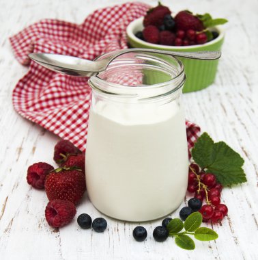 Yoğurtlu taze çilek