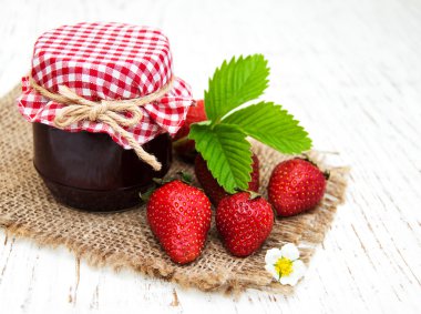 Çilek reçeli ve taze çilek.