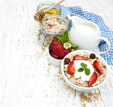 çilek ile müsli