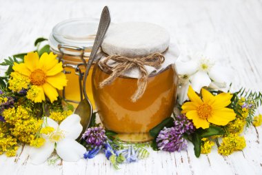 Bal ve kır çiçekleri