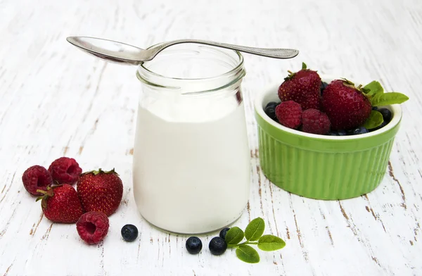 Yogur con bayas frescas —  Fotos de Stock