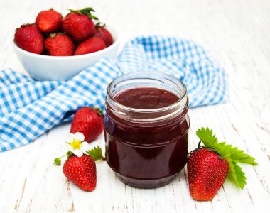 Çilek reçeli ve taze çilek.