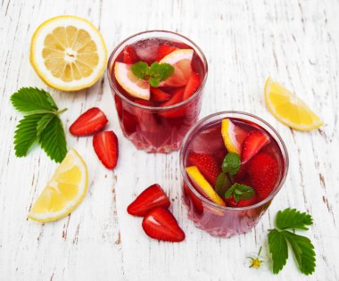 Yaz çilek içecek