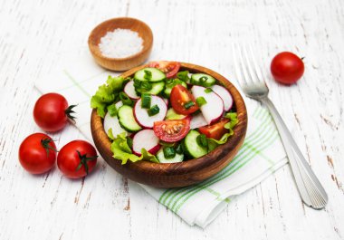 Bahar domates, salatalık ve turp salatası