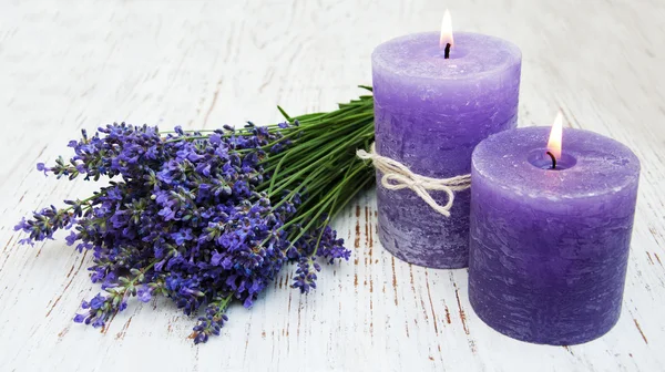 Lavendel und Kerzen — Stockfoto