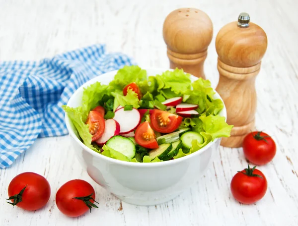 Salade de printemps aux concombres et radis — Photo