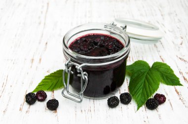 böğürtlen reçeli ve taze böğürtlen