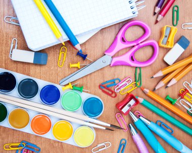 Çeşitli okul öğeleri ürün yelpazesine