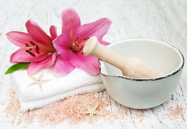 Pink lily, towels and sea salt — Stock Photo, Image