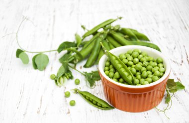 taze bezelye ile kase