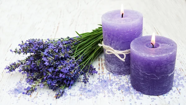 Kerze, Lavendel und Meersalz — Stockfoto