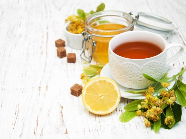 Bir fincan ıhlamur çiçekli bitki çayı.