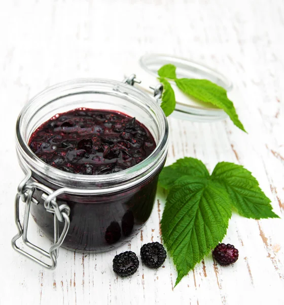 Brombeermarmelade und frische Brombeeren — Stockfoto