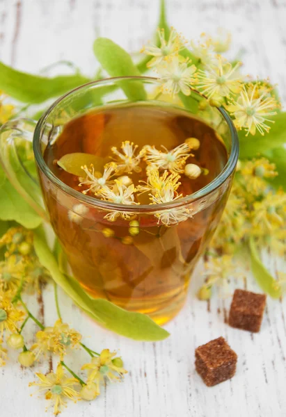 Tasse de tisane avec des fleurs de tilleul — Photo