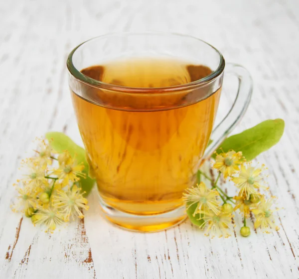 Kopp örtte med lindblommor — Stockfoto