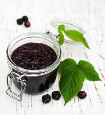böğürtlen reçeli ve taze böğürtlen