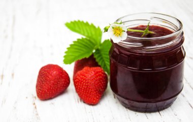 Çilek reçeli ve taze çilek.