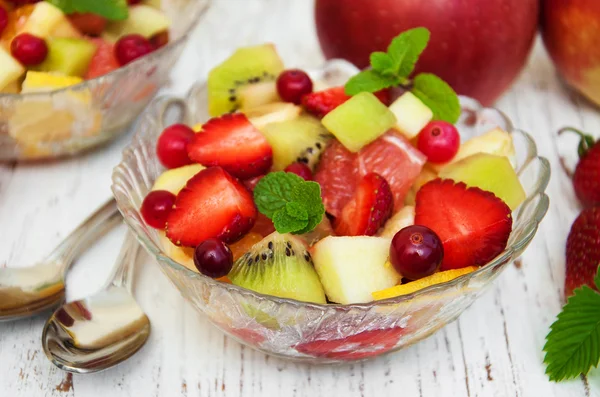 Ensalada con frutas frescas —  Fotos de Stock