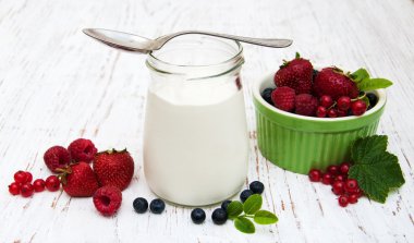 Yoğurtlu taze çilek