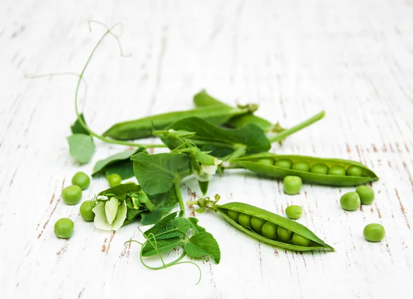 Guisantes verdes con hoja y flor —  Fotos de Stock