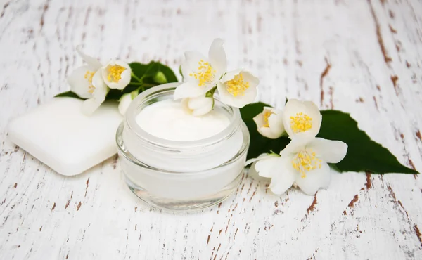 Hidratantes de rosto e creme corporal com flores de jasmim em branco w — Fotografia de Stock
