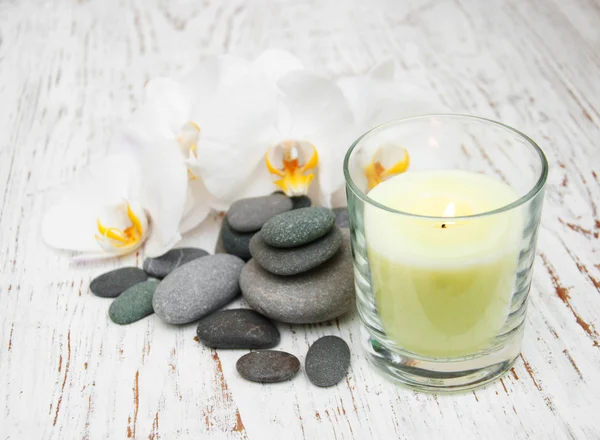 Piedras de spa, orquídeas y velas — Foto de Stock