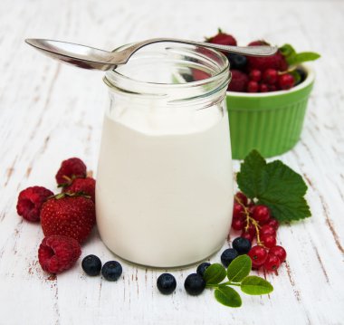 Yoğurtlu taze çilek