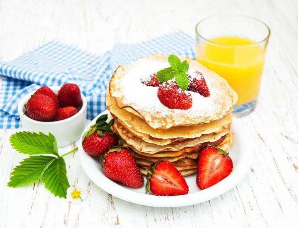 Pfannkuchen mit Erdbeeren — Stockfoto