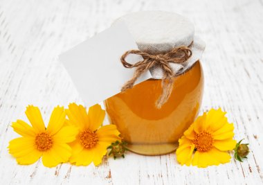 Kavanoz bal cosmos çiçekli